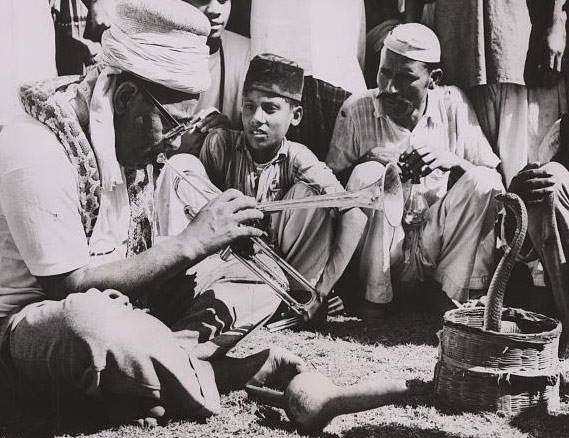 Legendary jazz saxophonist and trumpeter Dizzy Gillespie, playing his sax with a Sindhi snake charmer at a public park in Karachi in 1954 | Photo credit: Dawn