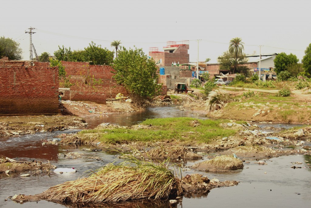From Shahdra – behind the once-island of the celebrated Jehangir Baradari – the main outfall drain collects all wastewater from the town and pumps it directly onto what was once the river path. 