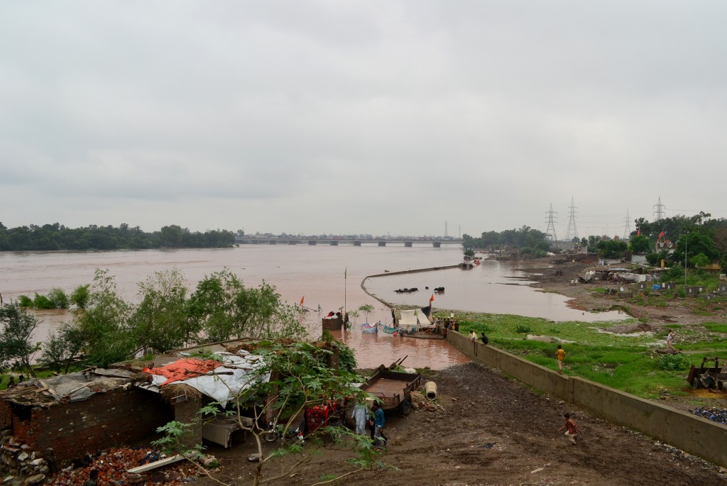 The river swells beyond its narrow path and affects squatter settlements that have been constructed on the flood plain. In such a situation, hard edge conditions (such as concrete walls – refer to Sabarmati Riverfront project) almost always fail to curtail the rising water levels. While people residing in these informal settlements simply move up to higher ground during times of flood, it may not be as simple for those for whom this riverfront project will be developed.