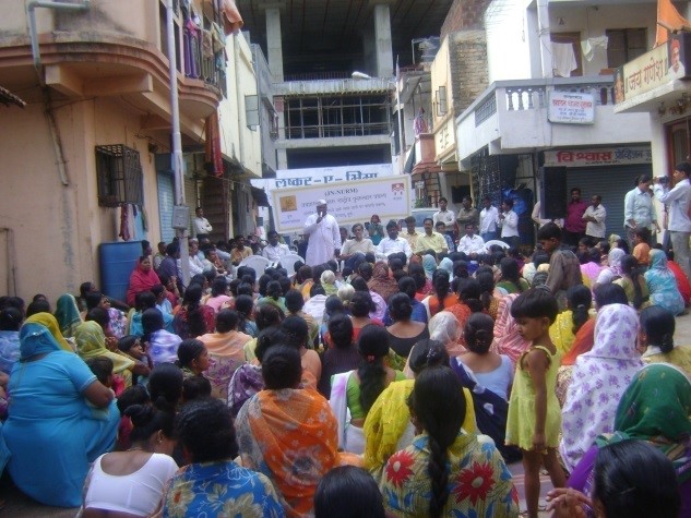 Area Sabha (community meeting) held in Gandhi Nagar to inform community about the BSUP program. (image courtesy: MASHAL)